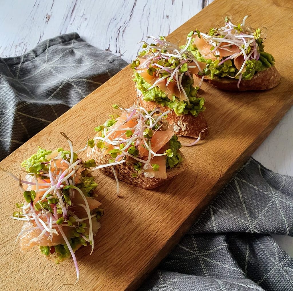 Bruschetta med avokadomos og laks