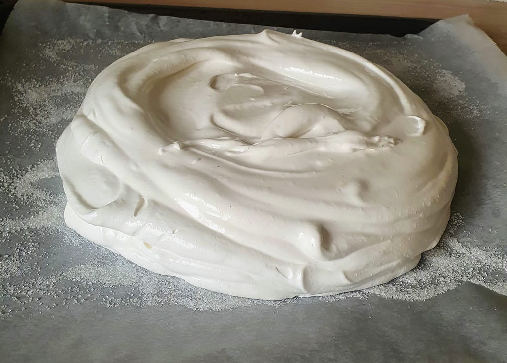 Pavlova inden den skal i ovnen