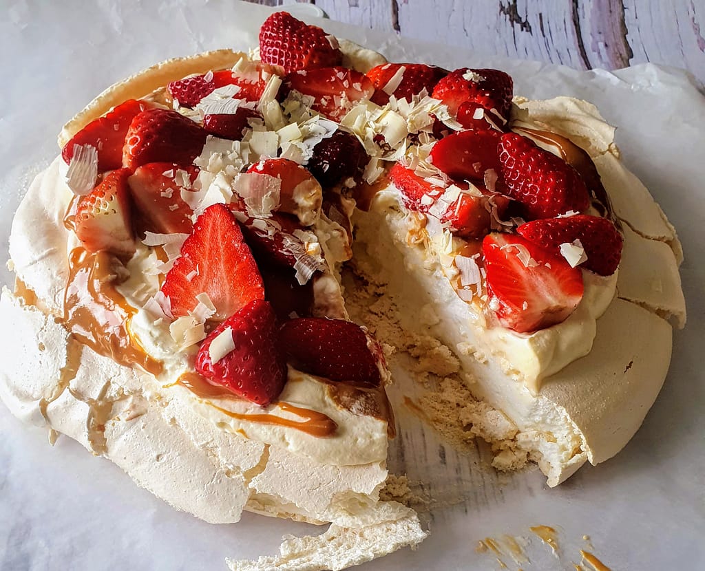 Pavlova med saltkaramel og jordbær