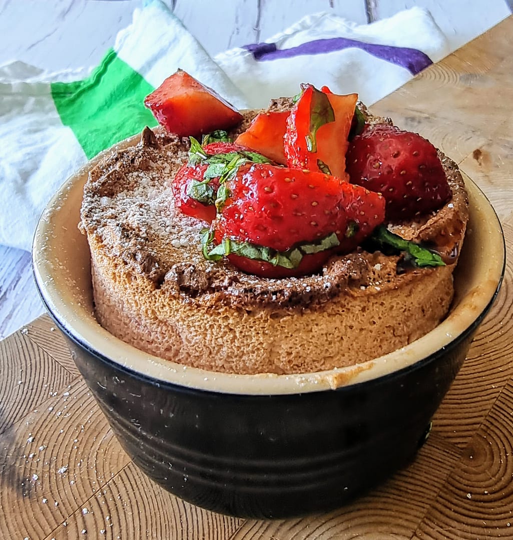 Jordbærsoufflé med balsamico-marinerede jordbær og basilikum 