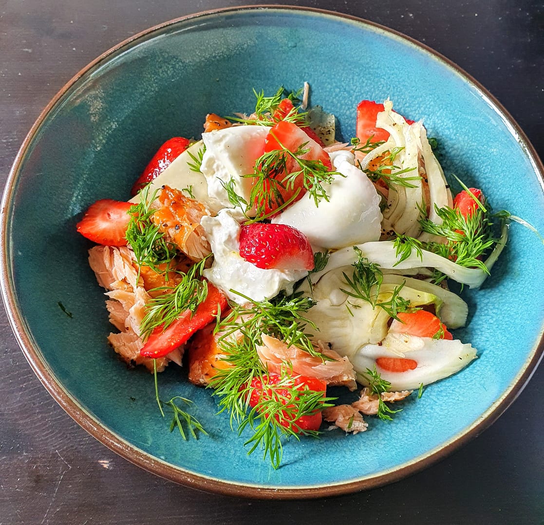 Varmrøget laks med burrata, danske jordbær og fennikelsalat