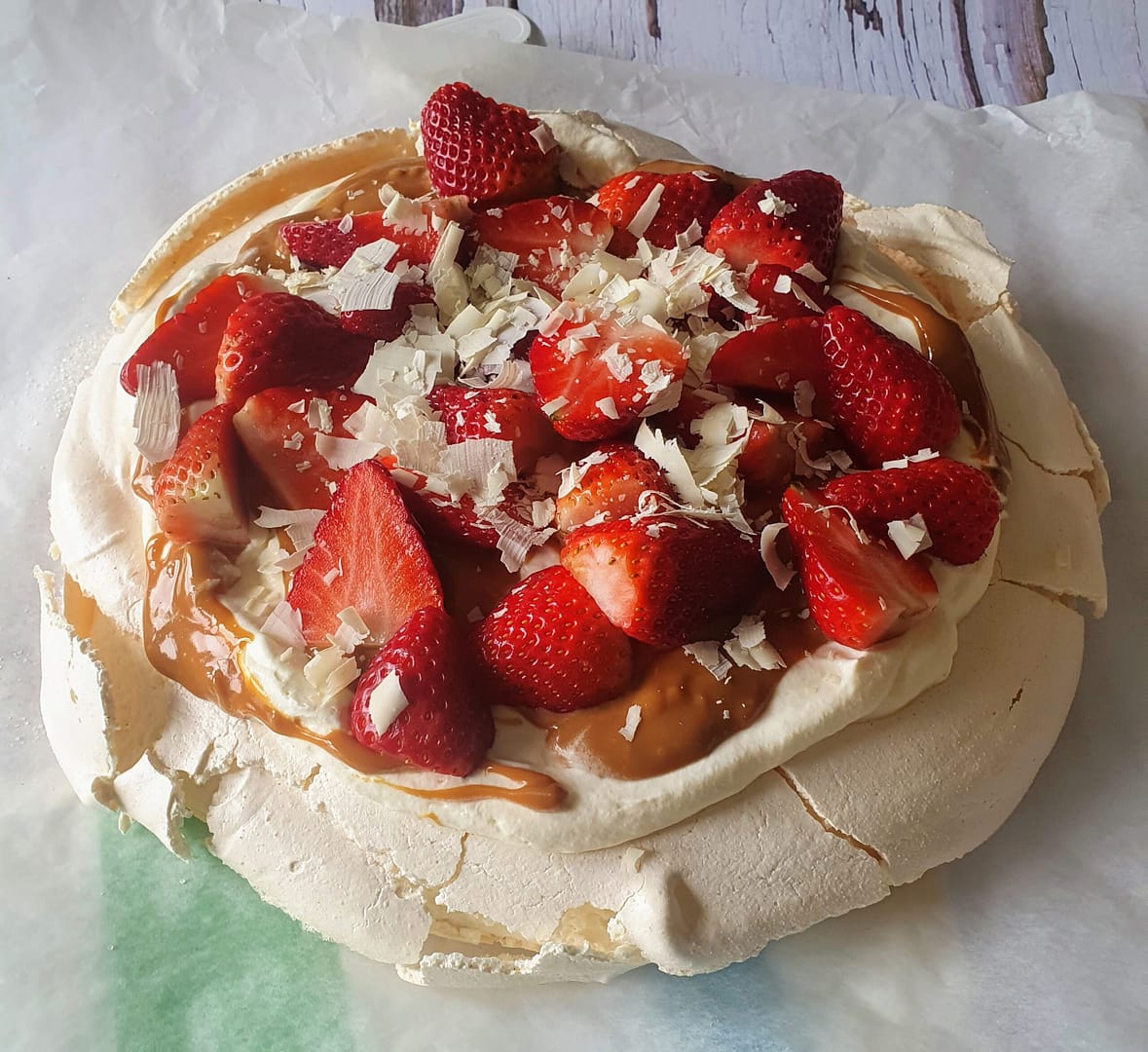 Pavlova med saltkaramel og jordbær