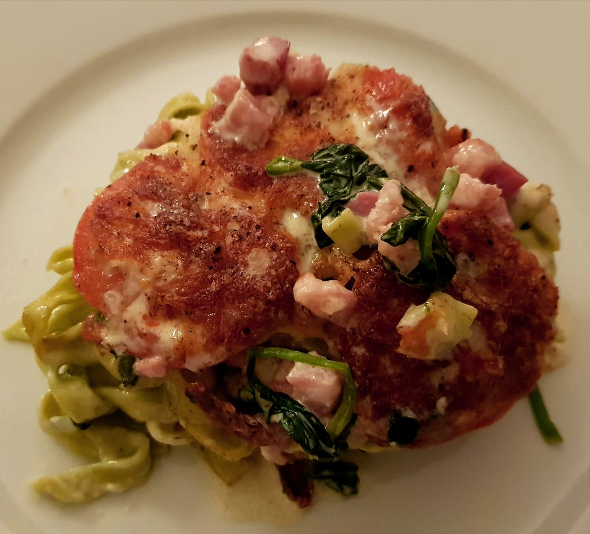 Gratineret pasta med bacon og spinat