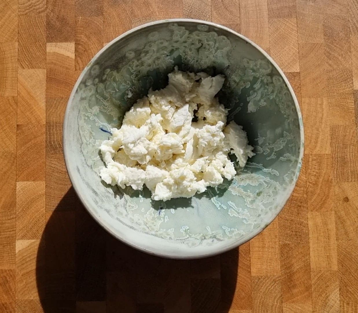 Frisk mozzarella revet i stykker
