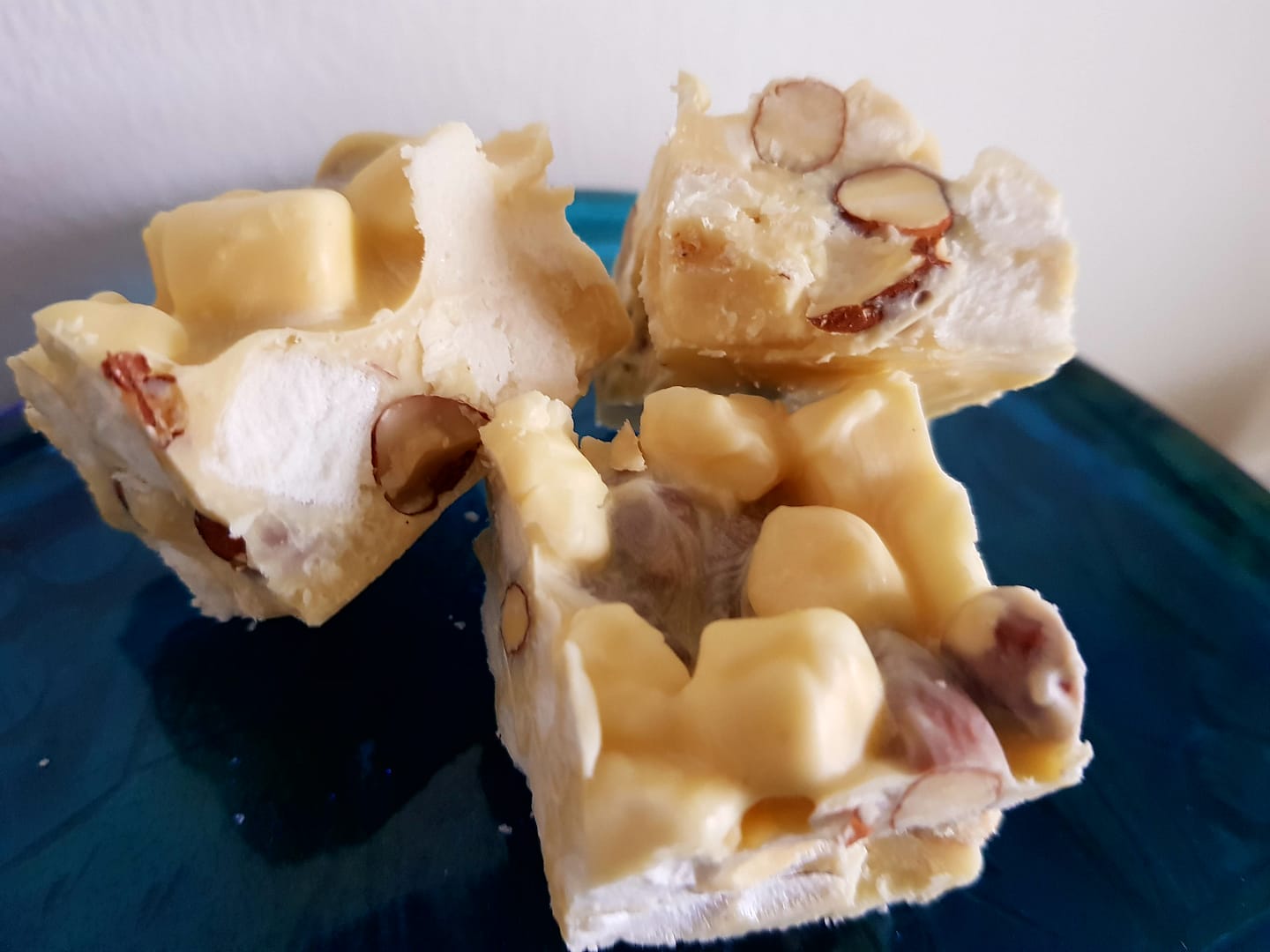 Rocky Road med hvid chokolade, kokos, skumfiduser og nødder