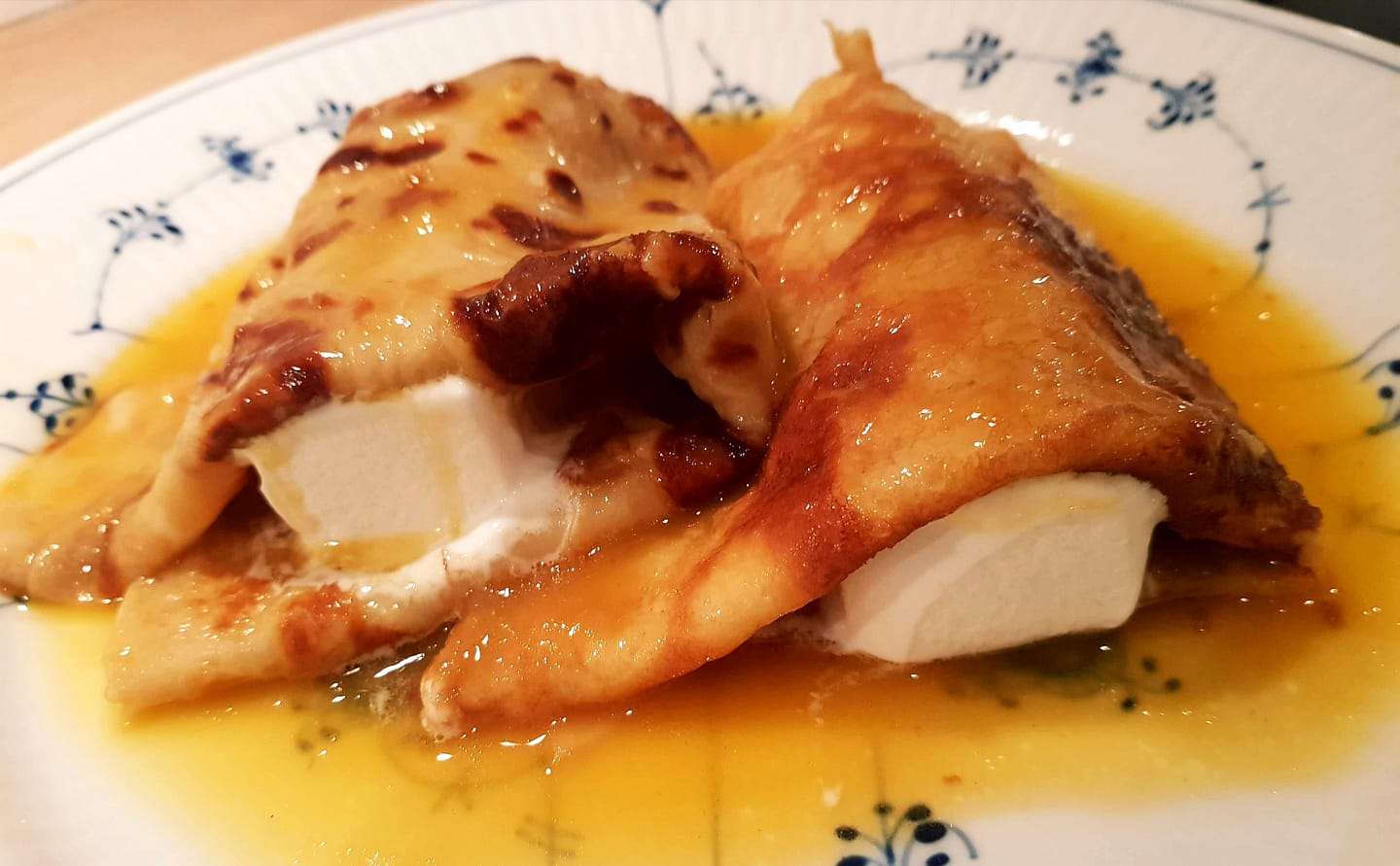 Pandekager med appelsinsauce og vaniljeis