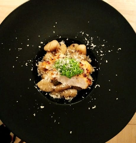 Kylling med cremet ærtepuré og gnocchi