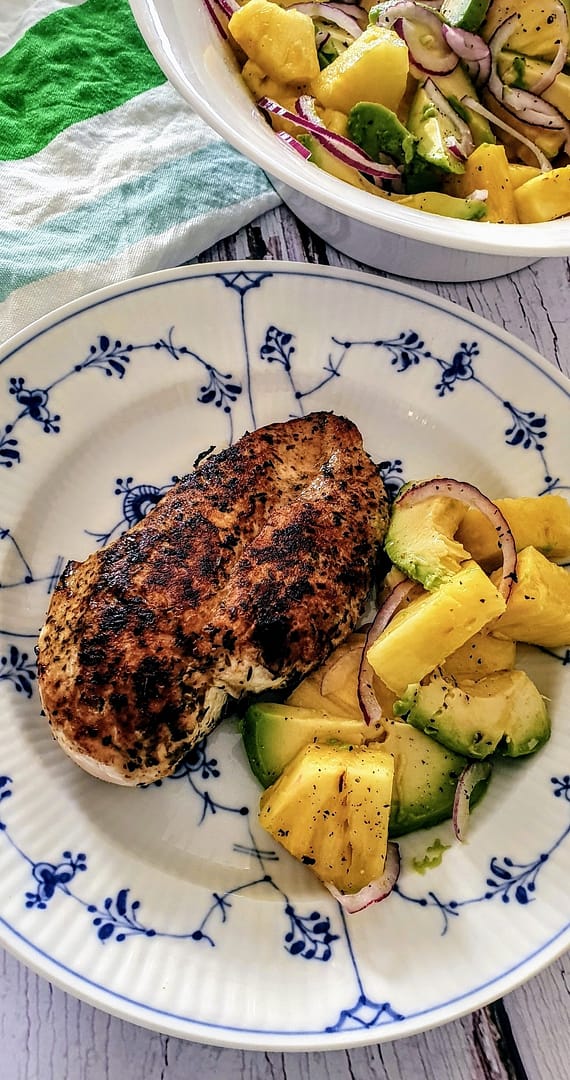 Ananassalat med avokado og toner fra Hawaii