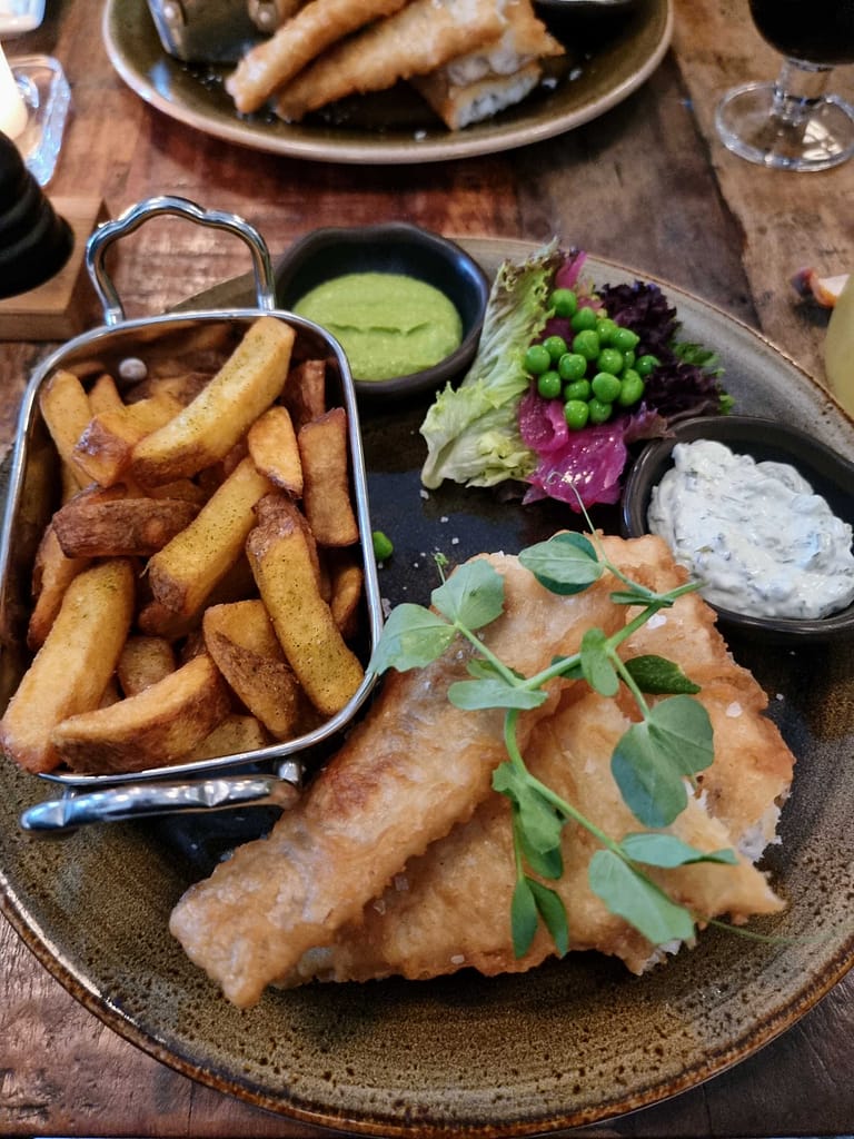 Fish n' chips med pomfrits og tatarsauce