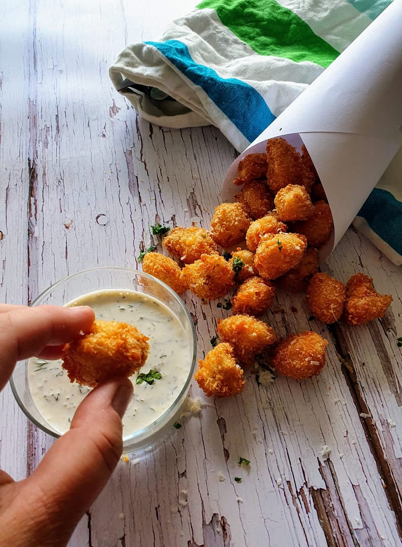 Blomkåls-popcorn med parmesan og hvidløgsdip