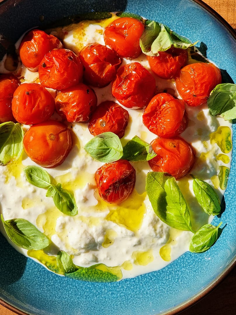 Stracciatella med ovnbagte tomater