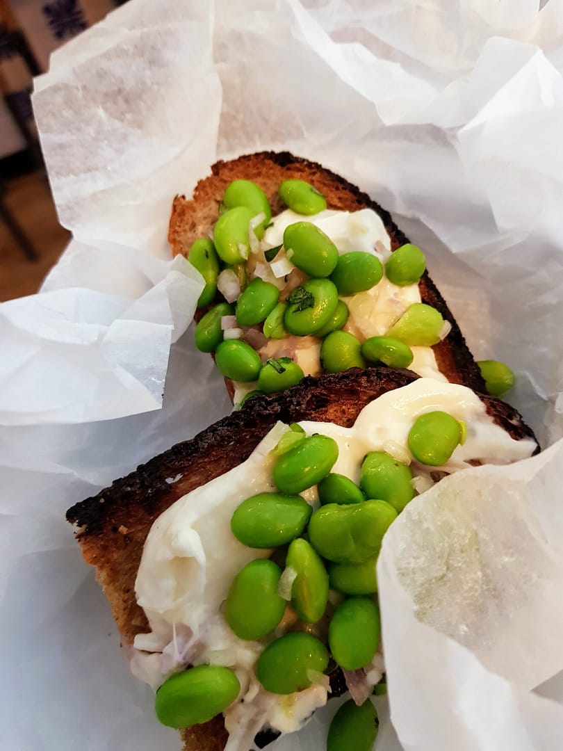 Bruschetta med gedeost og edamamebønner