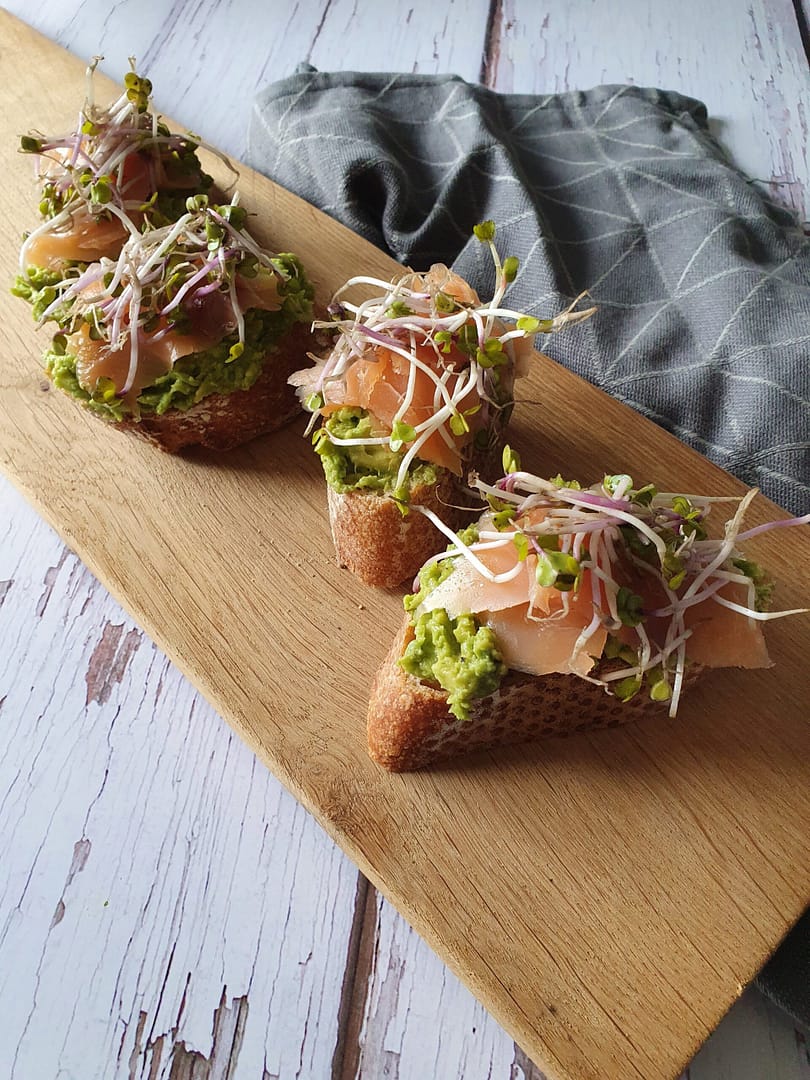 Bruschetta med avokadomos og laks