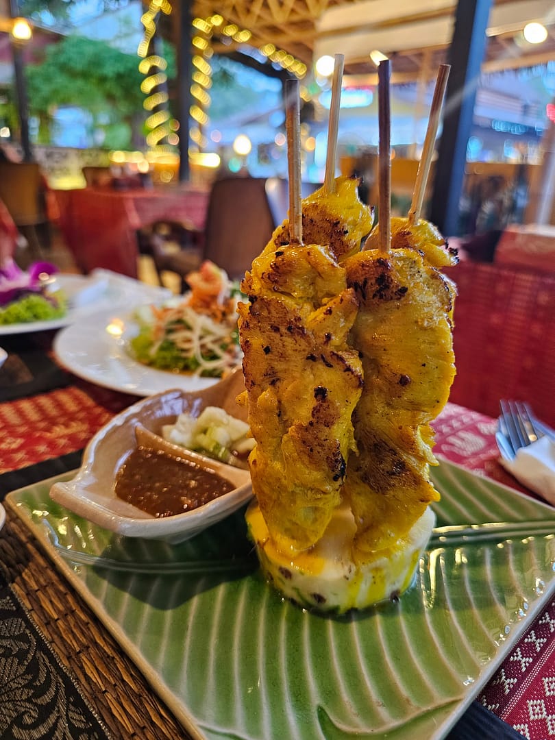 Chicken satay på en restaurant i Thailand