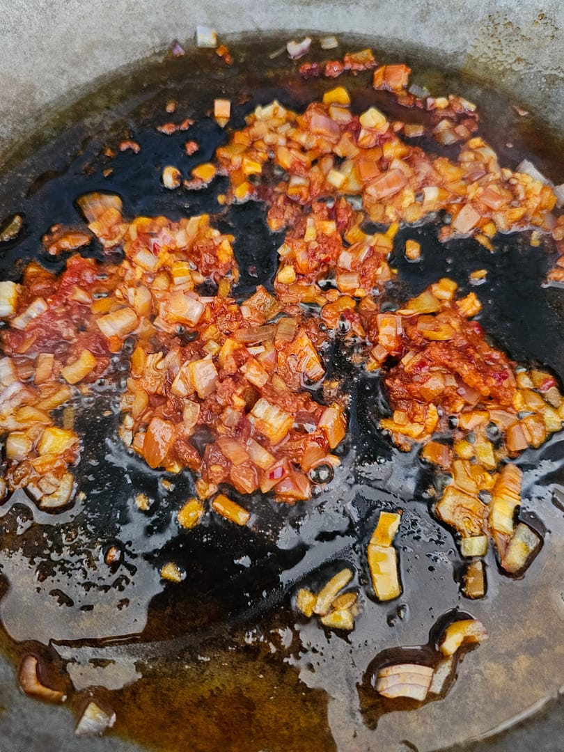 Nduja og skalotteløg steger på panden