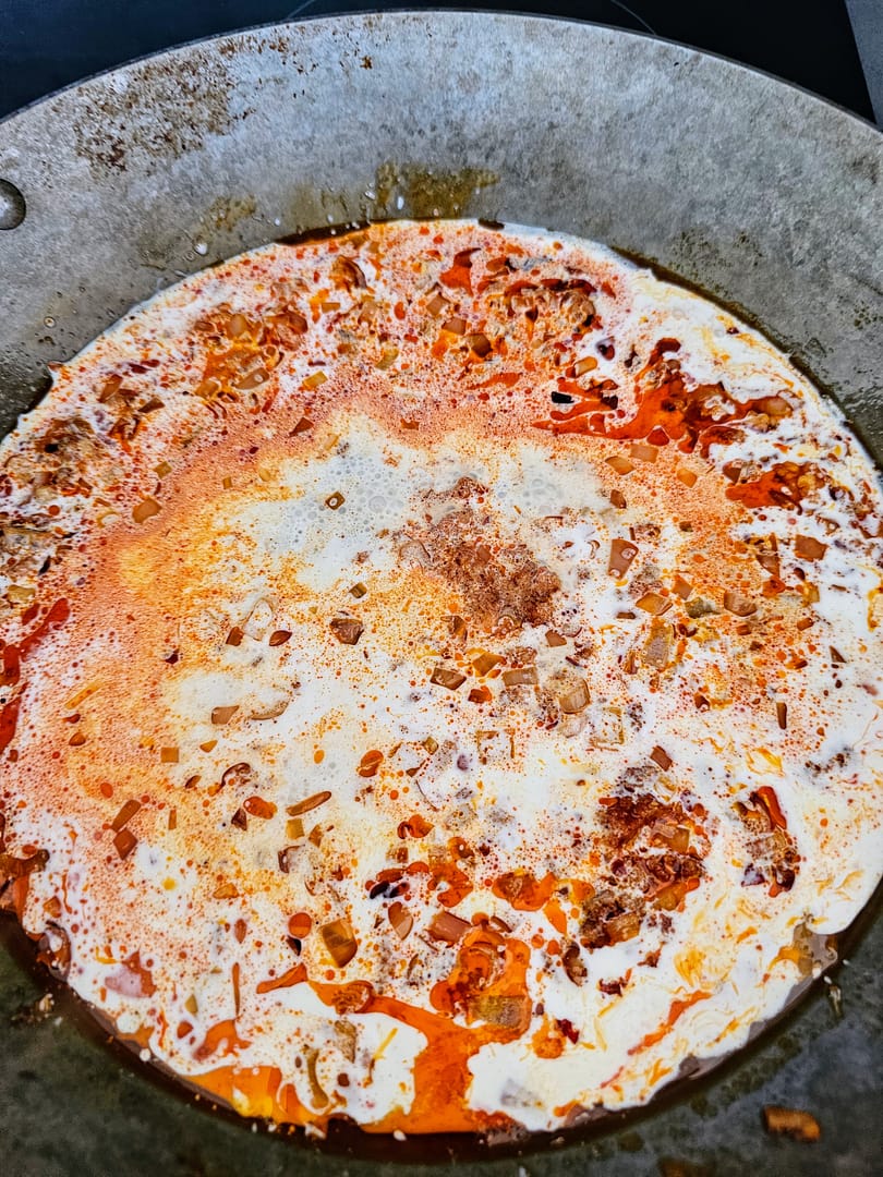 Nduja, løg og fløde blandes på en pande