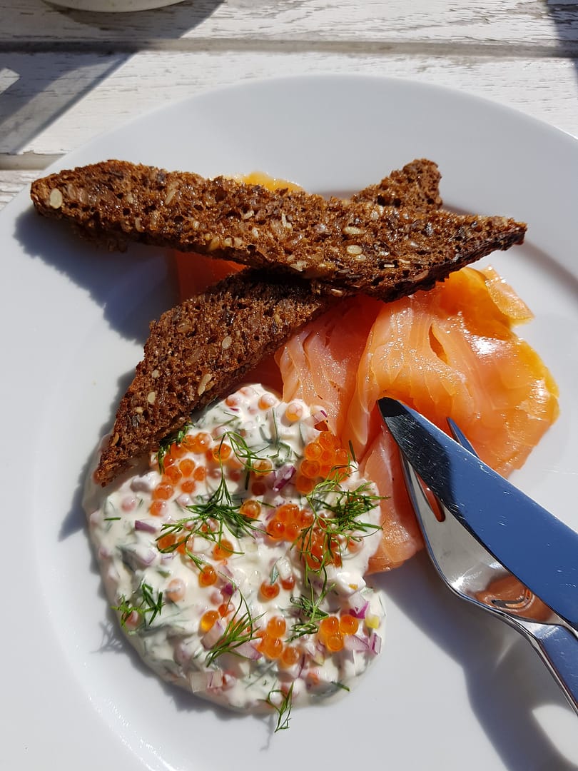 Røget laks med lakserogn og dildcreme