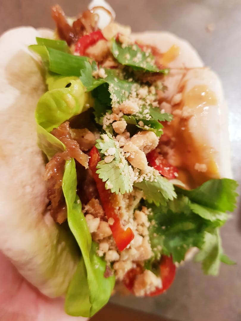 Gao Bao med and i hoisinsauce, gomadressing og chilimayo