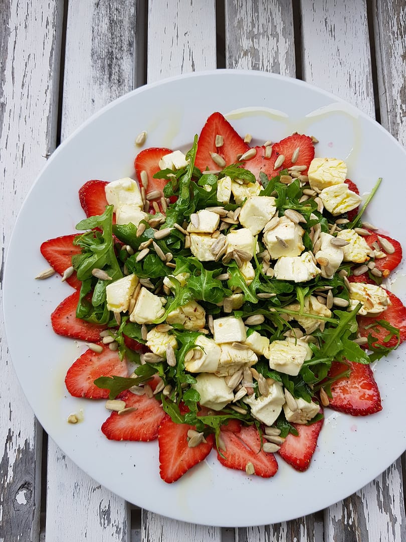 Nye danske jordbær med bagt feta og rucola