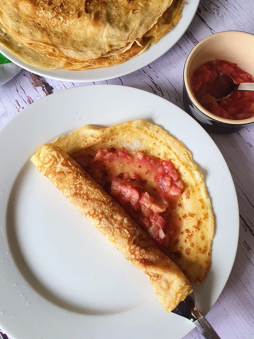 Pandekager med rabarberkompot