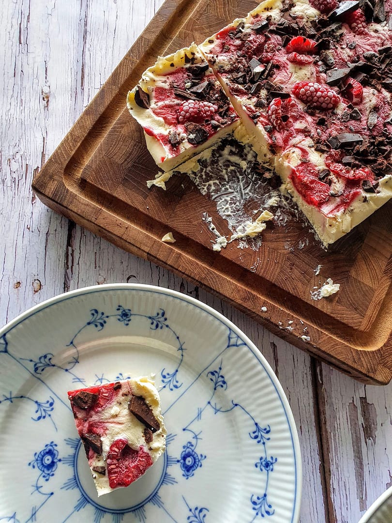 Frossen yoghurt med honning og  hindbærcoulis