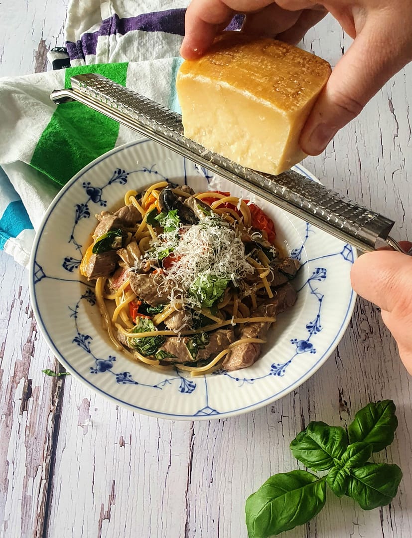 Spaghetti med kalvekød og cherrytomater i flødesauce