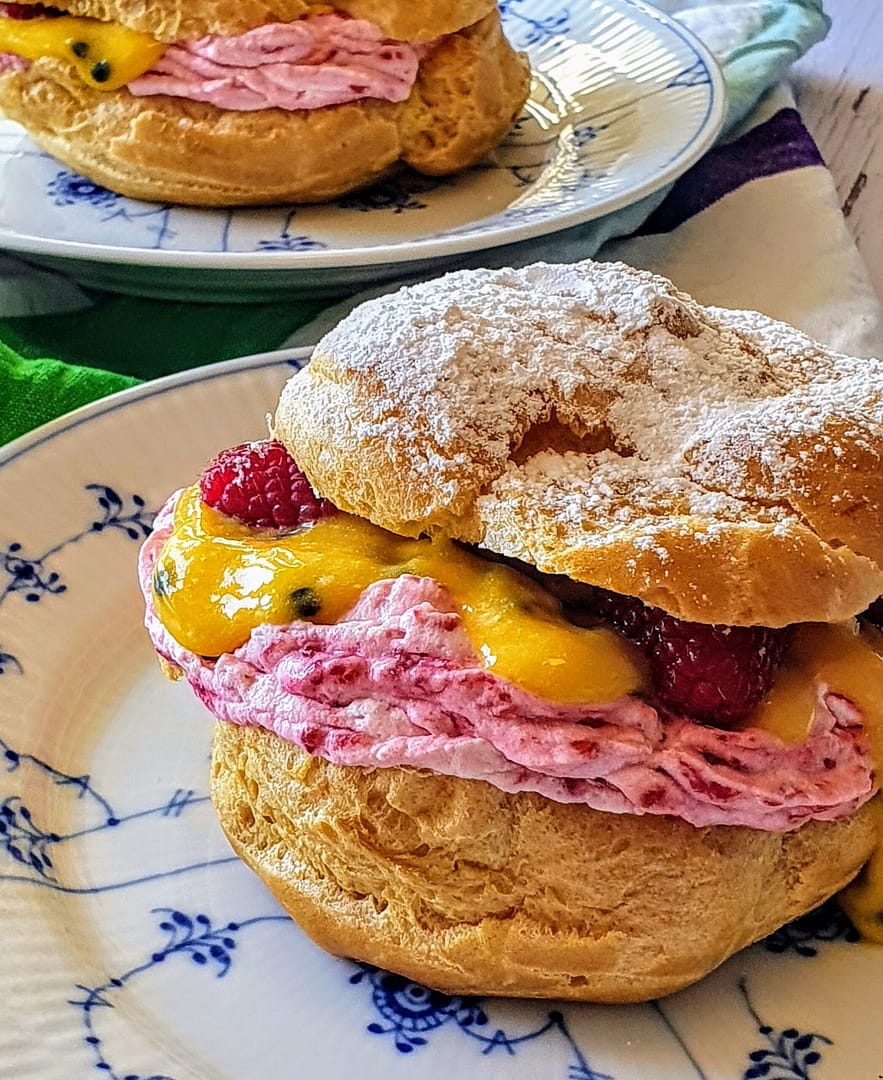 Fastelavnsboller med passionsfrugtcreme og hindbærskum