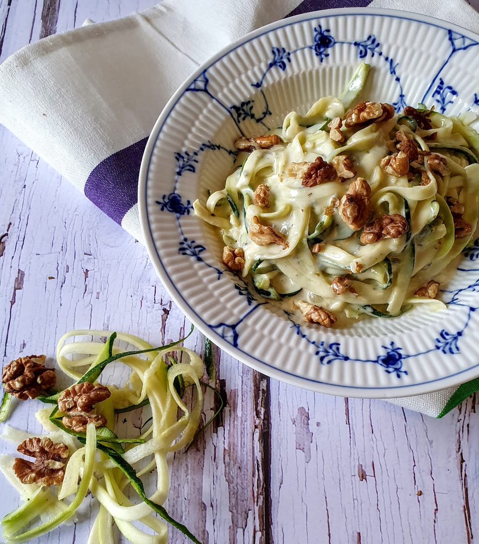 Squashspaghetti med gorgonzolasauce og valnødder