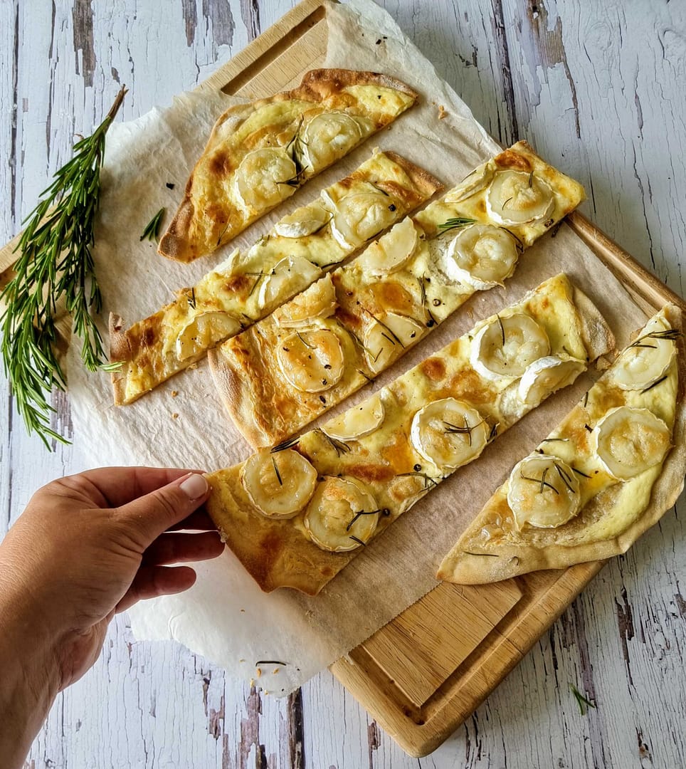 Flammkuchen med gedeost, honning og rosmarin