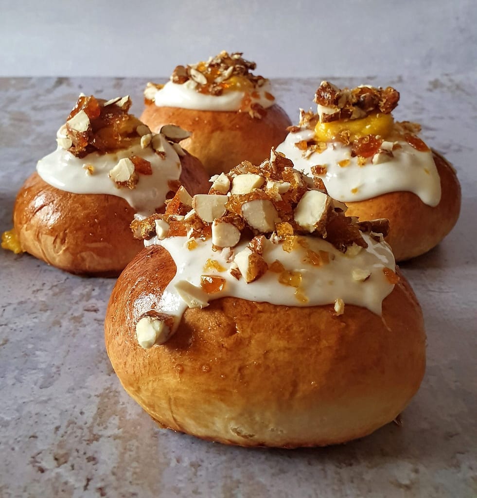Fastelavnsboller med mandarincreme og saltkaramel