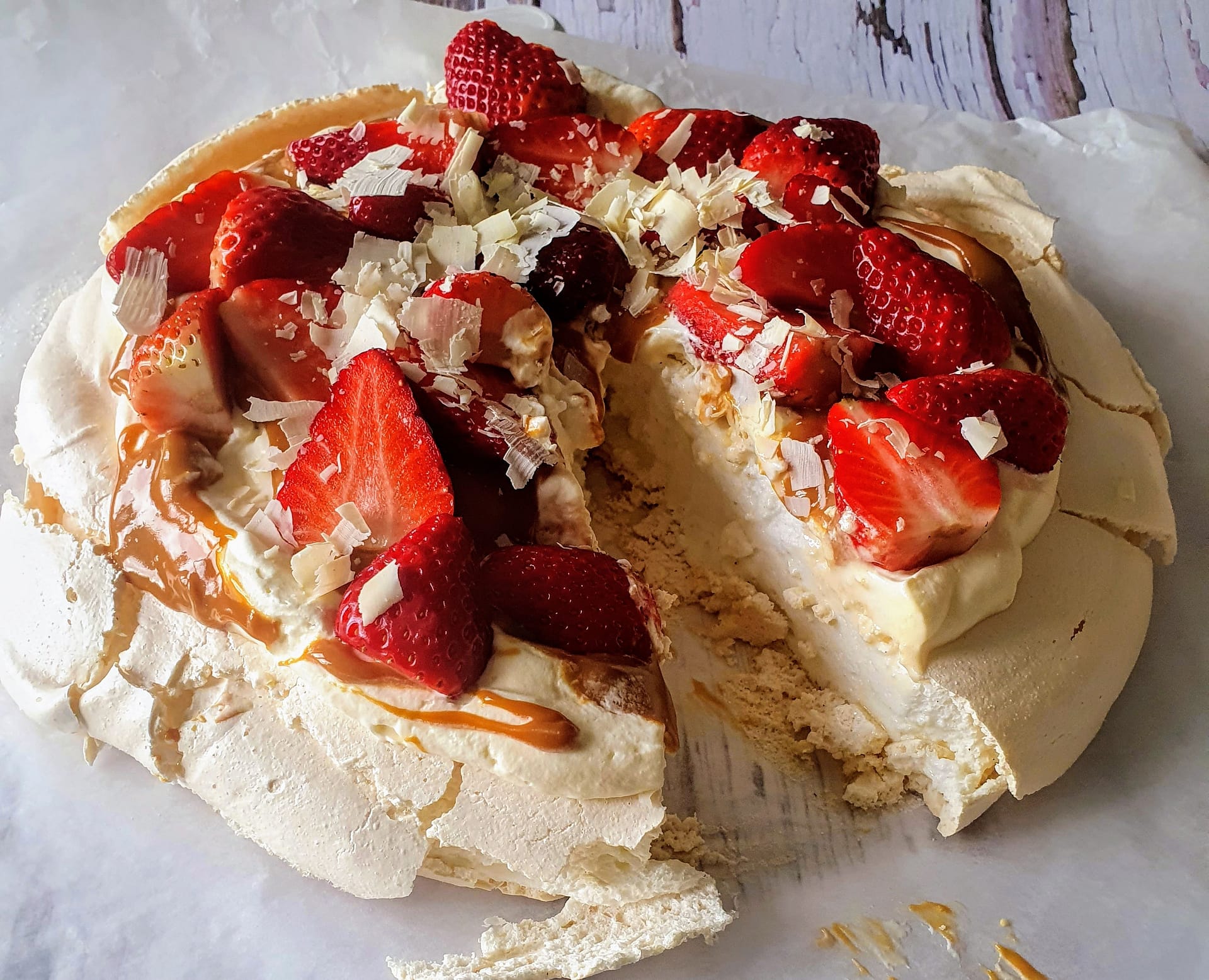 Pavlova med saltkaramel og jordbær