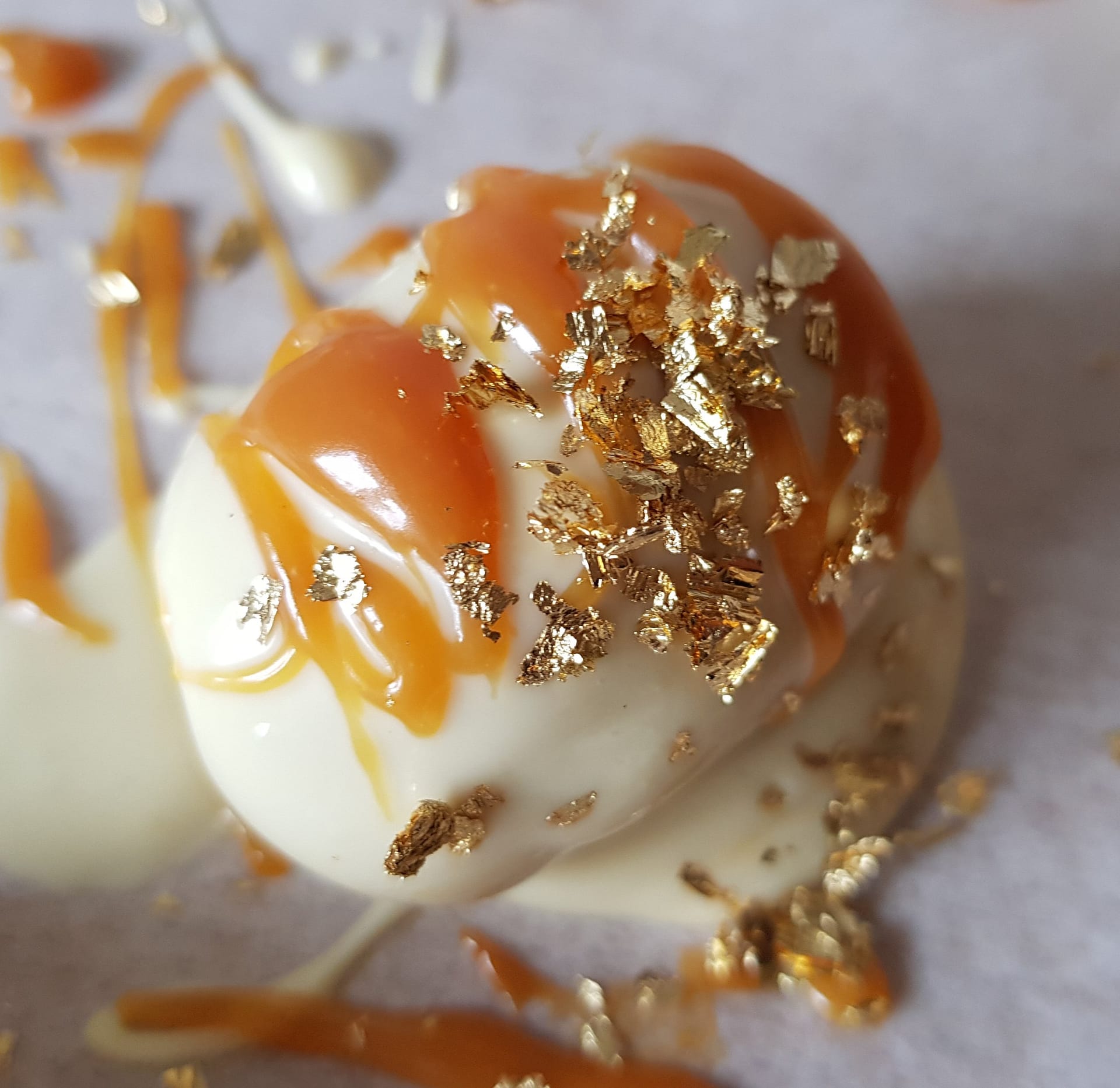 Påskeæg med hvid chokolade og saltkaramel