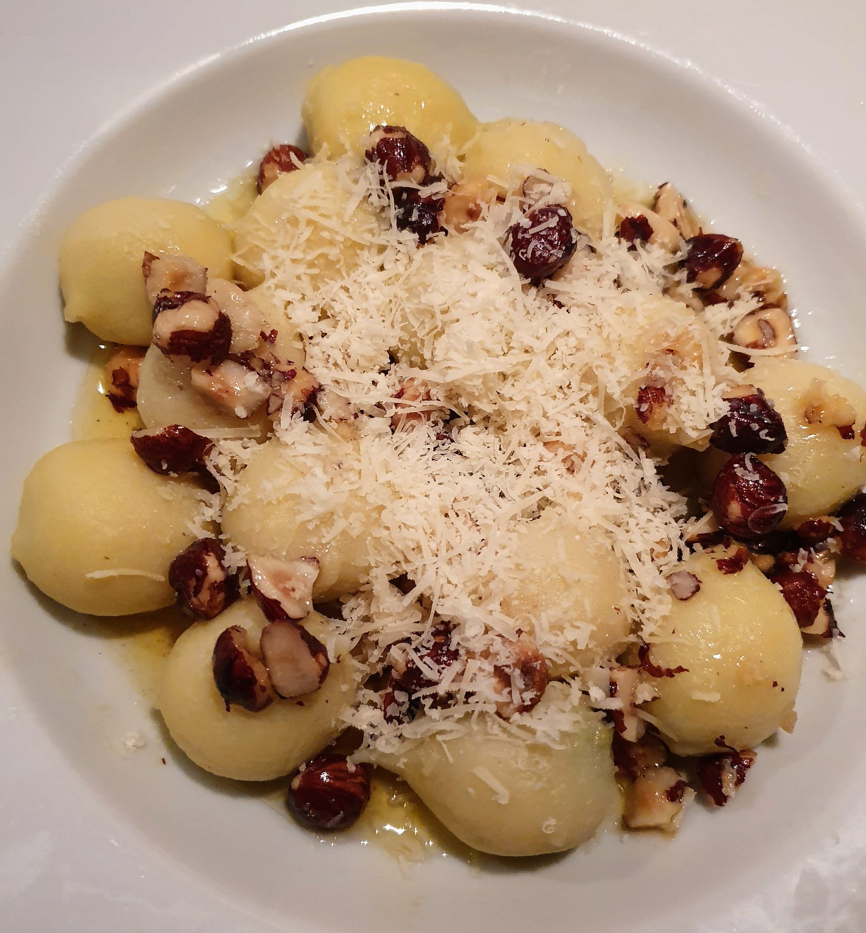 Gnocchi med fyld af pesto og ricotta med brunet smør og hasselnødder